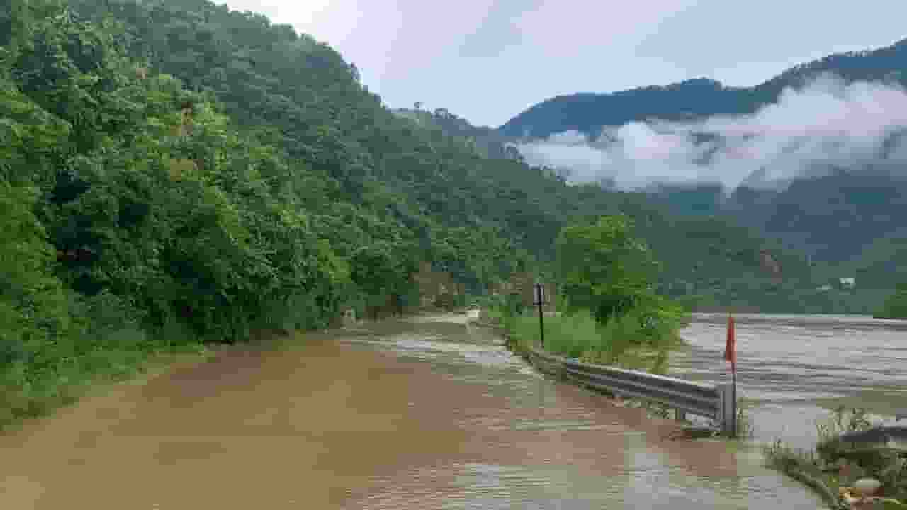 उत्तराखंड: चमोली में बादल फटा, मलबे में फंसे लोग, रेस्क्यू जारी Chamoli