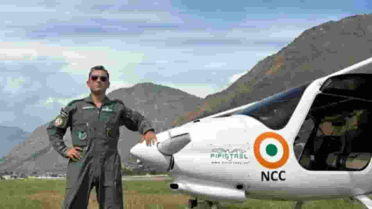 विंग कमांडर कुनाल शर्मा भुंतर एअरपोर्ट पर माइक्रोलाइट एयरक्राफ्ट के साथ, Photo Credit-Khabargaon