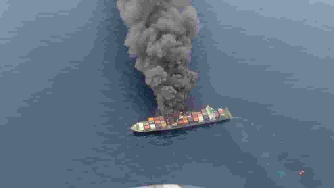 मुंबई आ रहे कंटेनर शिप पर हुआ धमाका, 4 लोग लापता, 5 घायल Indian Coast Guard