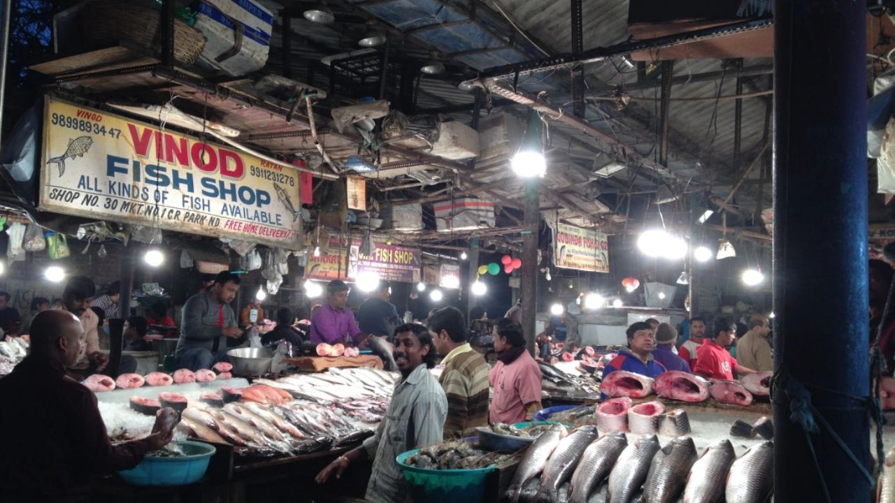मछली बेचने वालों ने मंदिर बनाया, अब लगेगा बैन? CR पार्क विवाद की कहानी cr park fish market news