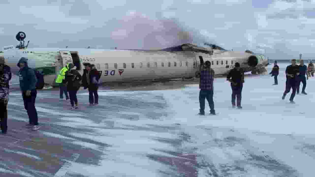 कनाडाः लैंडिंग के वक्त पलटकर जमीन पर गिरा विमान, 18 यात्री घायल canada crash