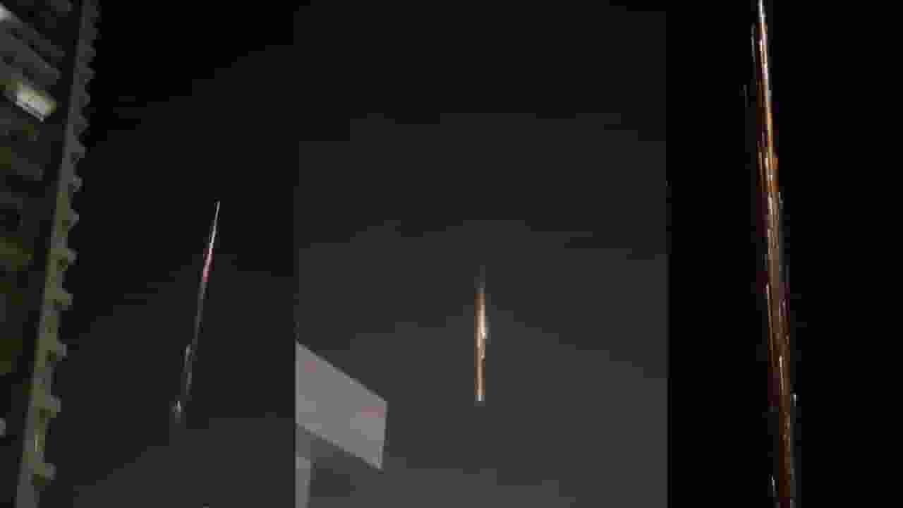 दिल्ली के आसमान में दिखी रहस्यमयी रोशनी, क्या है ये बला? Mysterious Light in Delhi NCR.