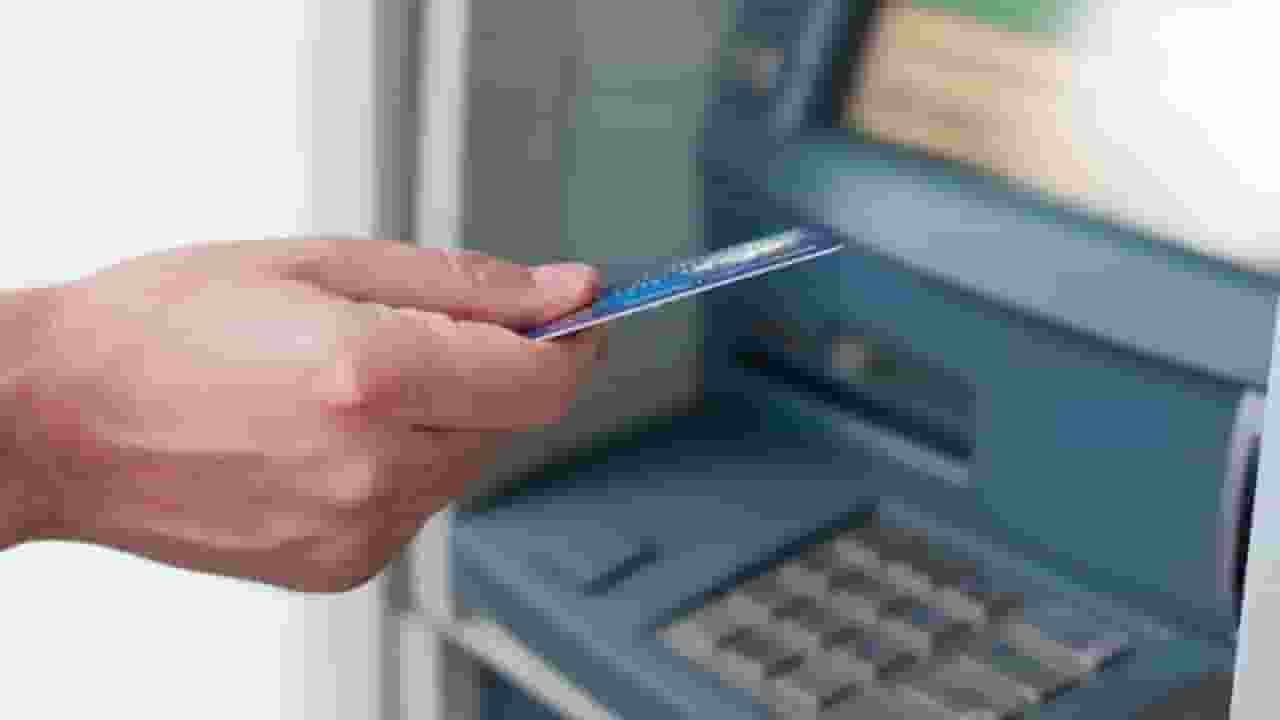ATM से पैसे निकालना 1 मई से होगा महंगा, जानिए क्या बदल जाएगा Representational Picture