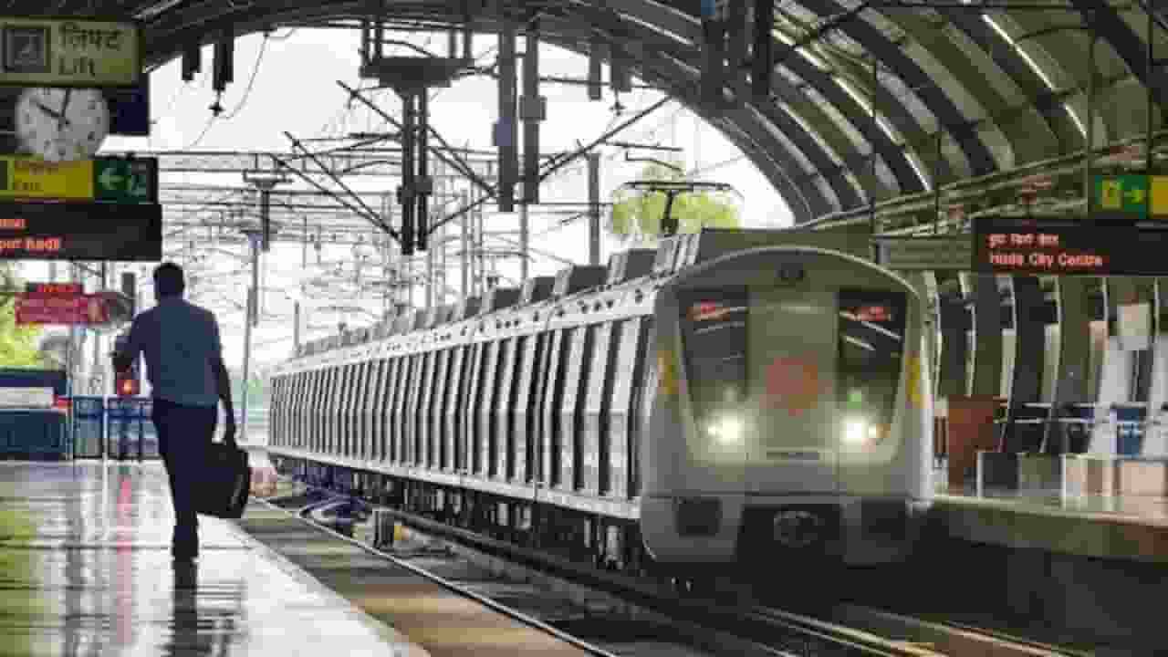 दिल्ली मेट्रो: 2024 में लोग भूले 89 लैपटॉप, 193 मोबाइल, 40 लाख कैश Image of Delhi Metro