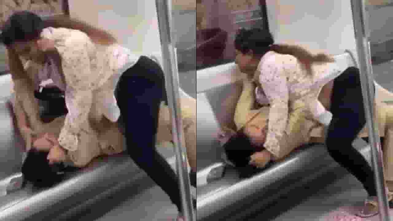 दिल्ली मेट्रो में मल्ल युद्ध, बाल नोंचते हुए लड़ने लगी दो महिलाएं delhi metro