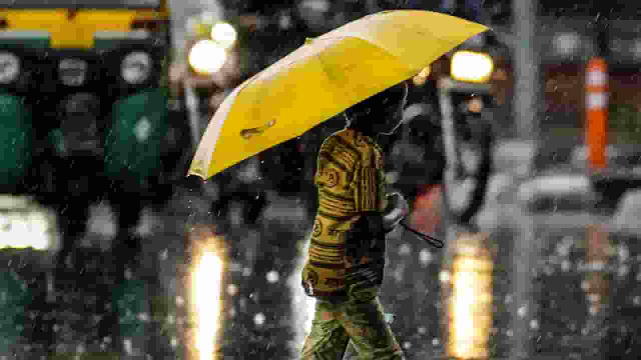 दिल्ली में बारिश: सड़कें जाम, थमी मेट्रो की रफ्तार; जानिए हर अपडेट delhi rain today