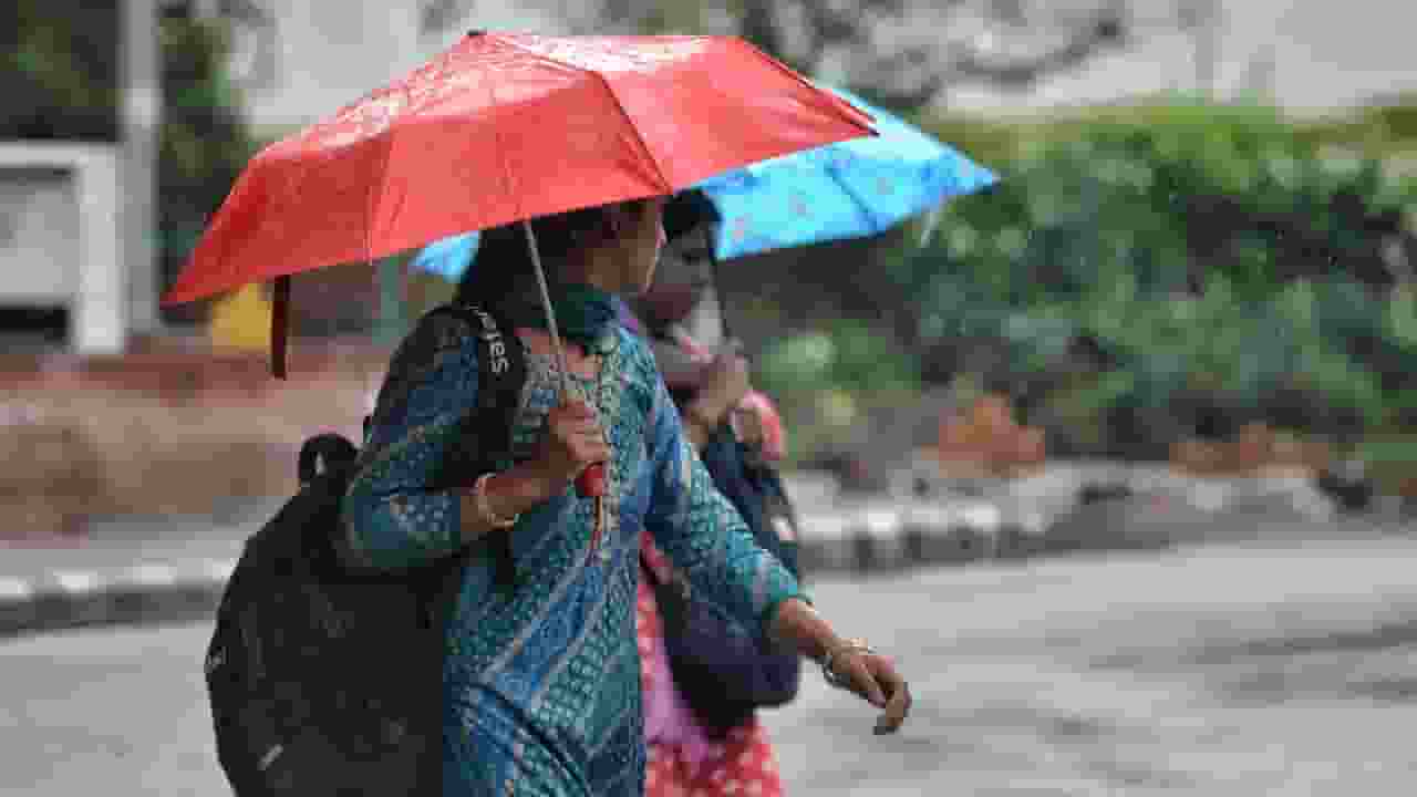 दिल्ली में भारी बारिश, कहीं डूबी सड़कें, कहीं बाढ़ जैसे हालात Delhi Rains