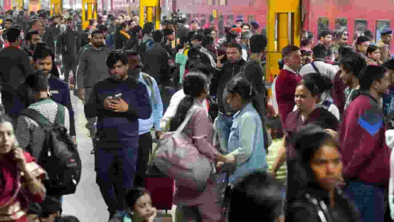 बच जाती कई लोगों की जान, रेलवे की किन गलतियों की वजह से मची भगदड़? Delhi railway station stampede