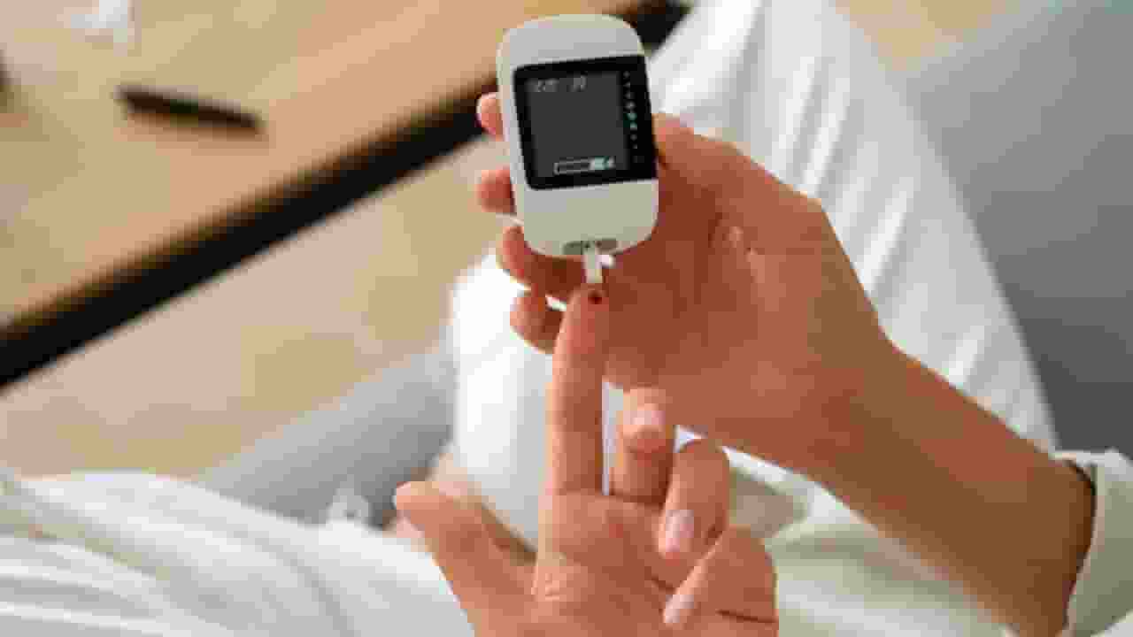 ब्लड ग्लूकोजमीटर या CGM, डायबिटीज जांचने के लिए कौन सी मशीन सही? ways to check blood sugar level