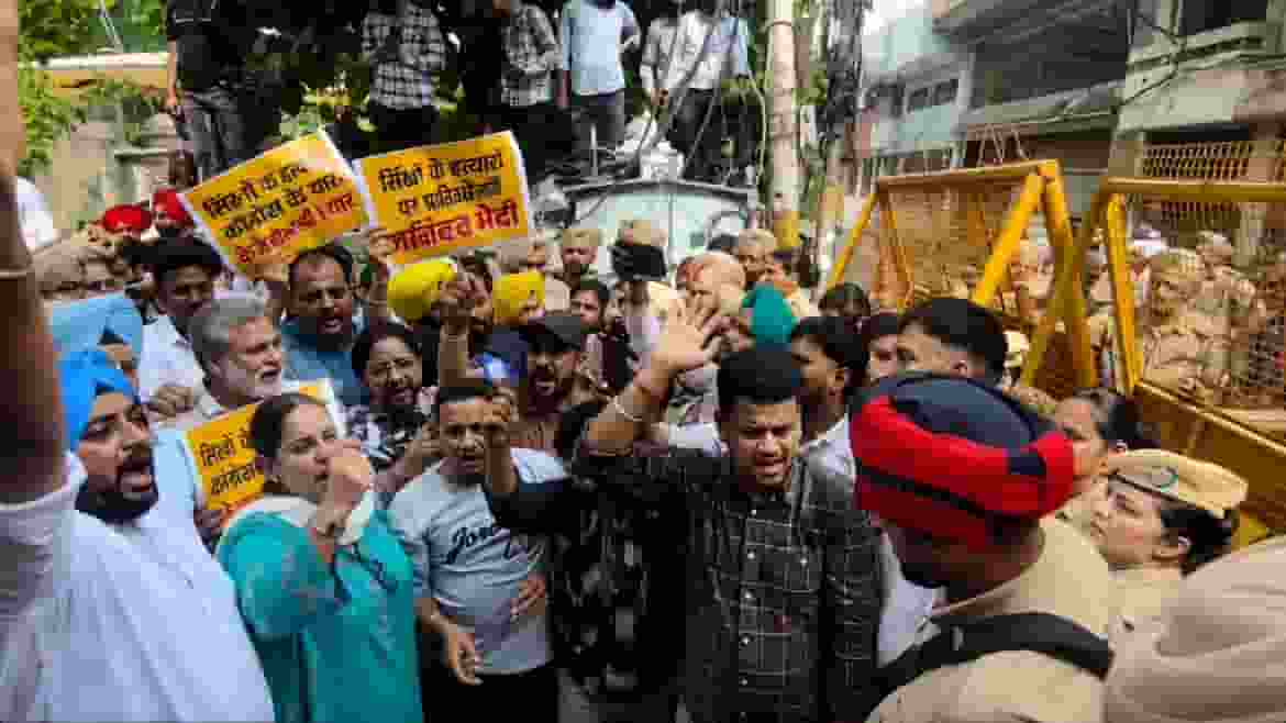 AAP Protest outside Rajya Sabha MP Tarun Chugh House