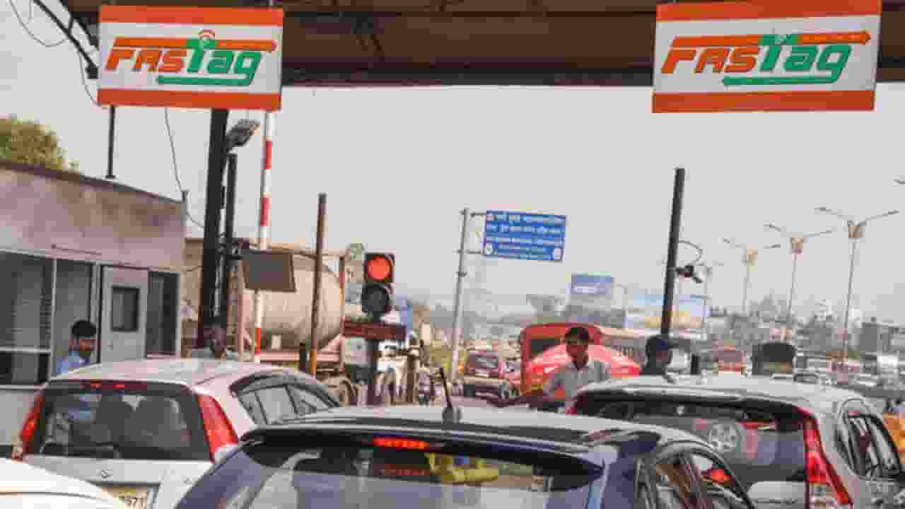 3000 रुपये में FASTag का सालाना पास, कहां और कैसे मिलेगा? सब जान लीजिए Image of Fastag