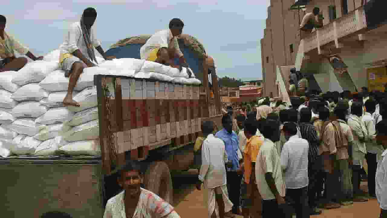 ओडिशा: खाद की कमी पर ऐक्शन, 30 दुकानें बंद, 62 डीलर के लाइसेंस सस्पेंड Representational Image । Photo Credit:AI Generated