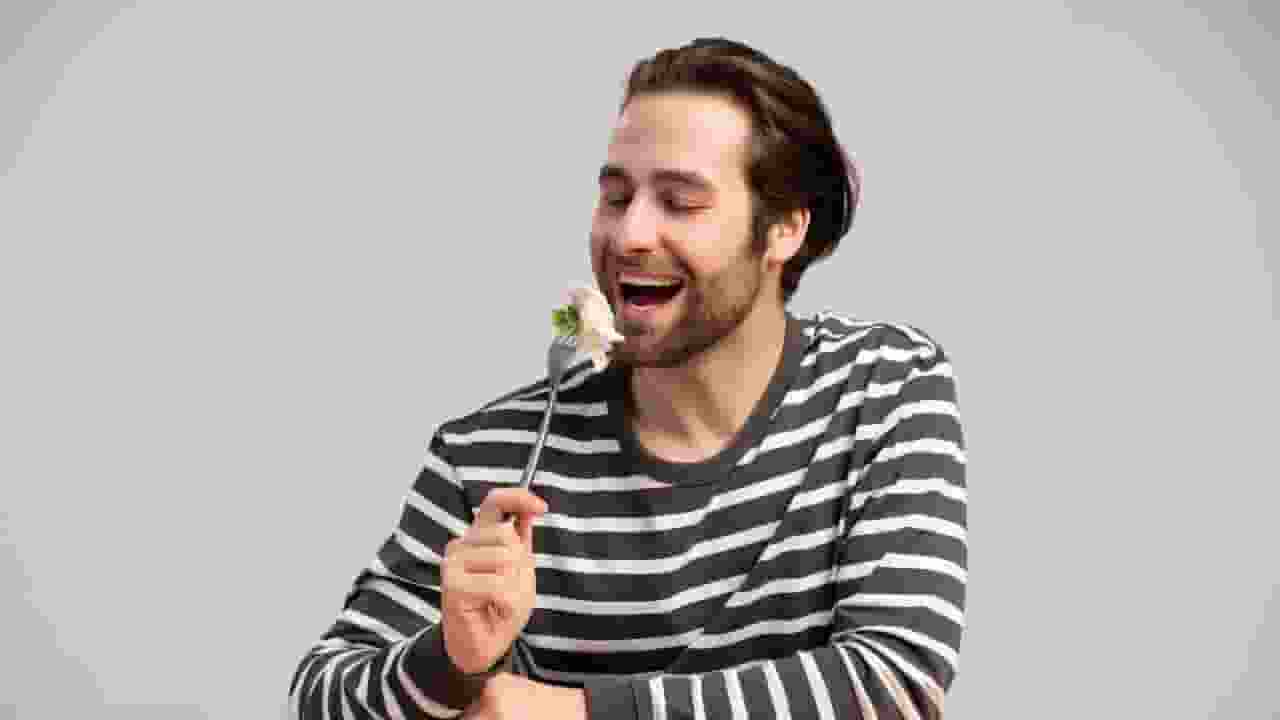 हाथ के बजाय कांटे, छुरी और चम्मच से खाना खाने की शुरुआत कहां से हुई? man eating with fork