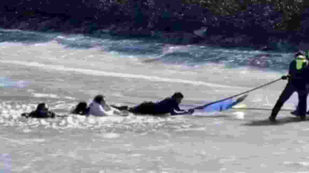 बर्फीली झील में धंसे सैलानी, किरेन रिजीजू ने बताया टहलने का तरीका Sela Pass