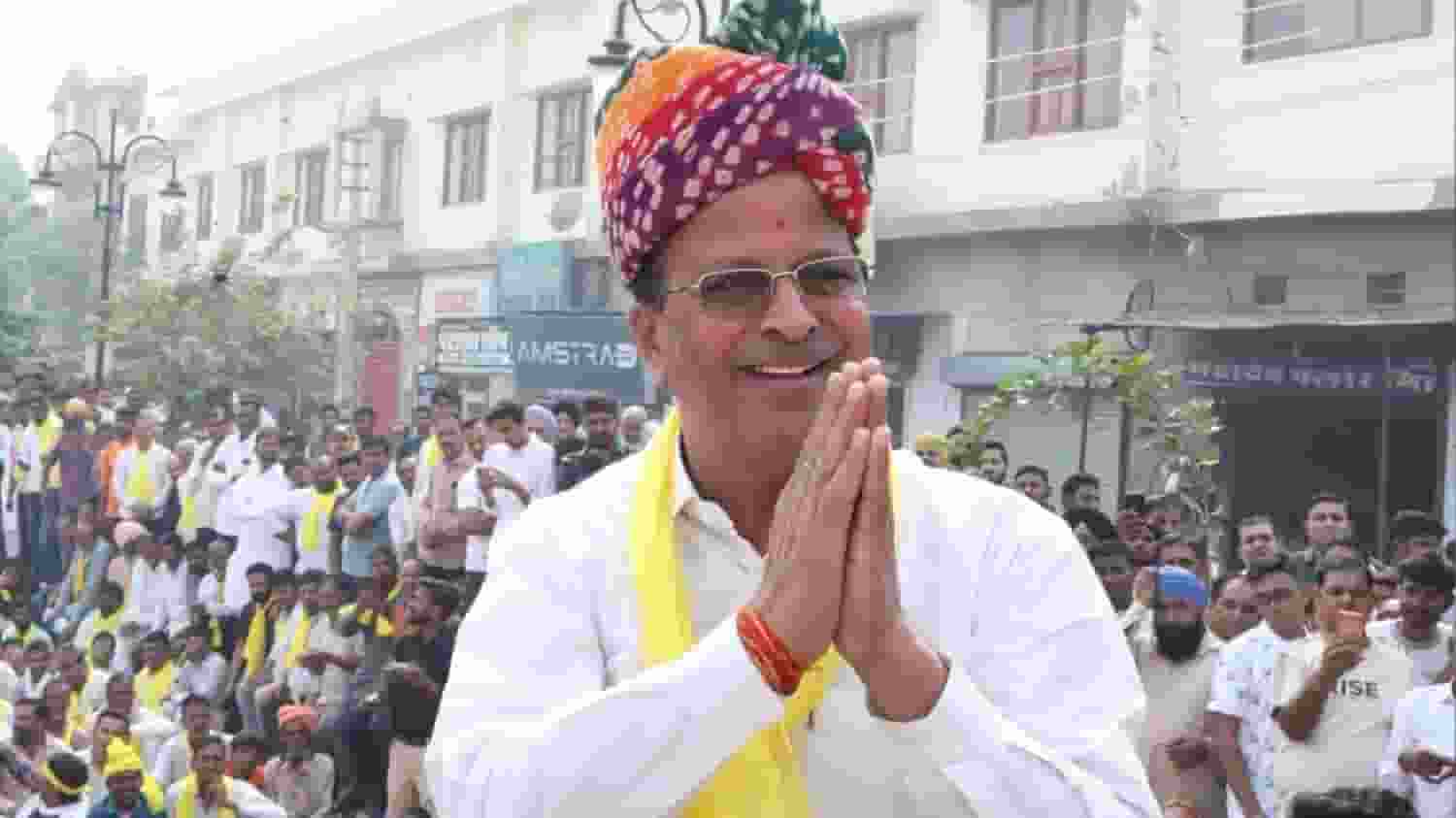 बिजली विभाग के खिलाफ चप्पल रैली, विधायक बोले- अगली बार सिर पर मारेंगे GaneshRajBansal