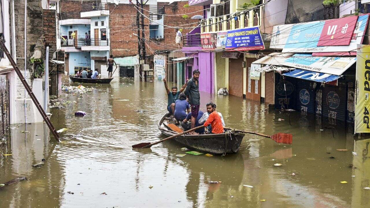 गंगा से यमुना तक उफान पर, यूपी में बाढ़ बनी आफत, कई इलाके डूबे Ganga And Yamuna River