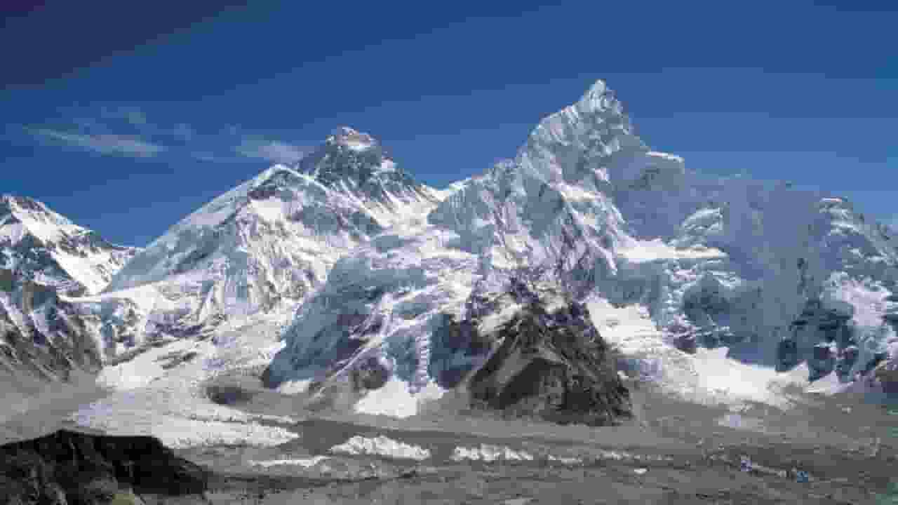 लाशें, जानलेवा सर्दी, दुर्गम राह, फिर माउंट एवरेस्ट क्यों आते हैं लोग? Mount Everest