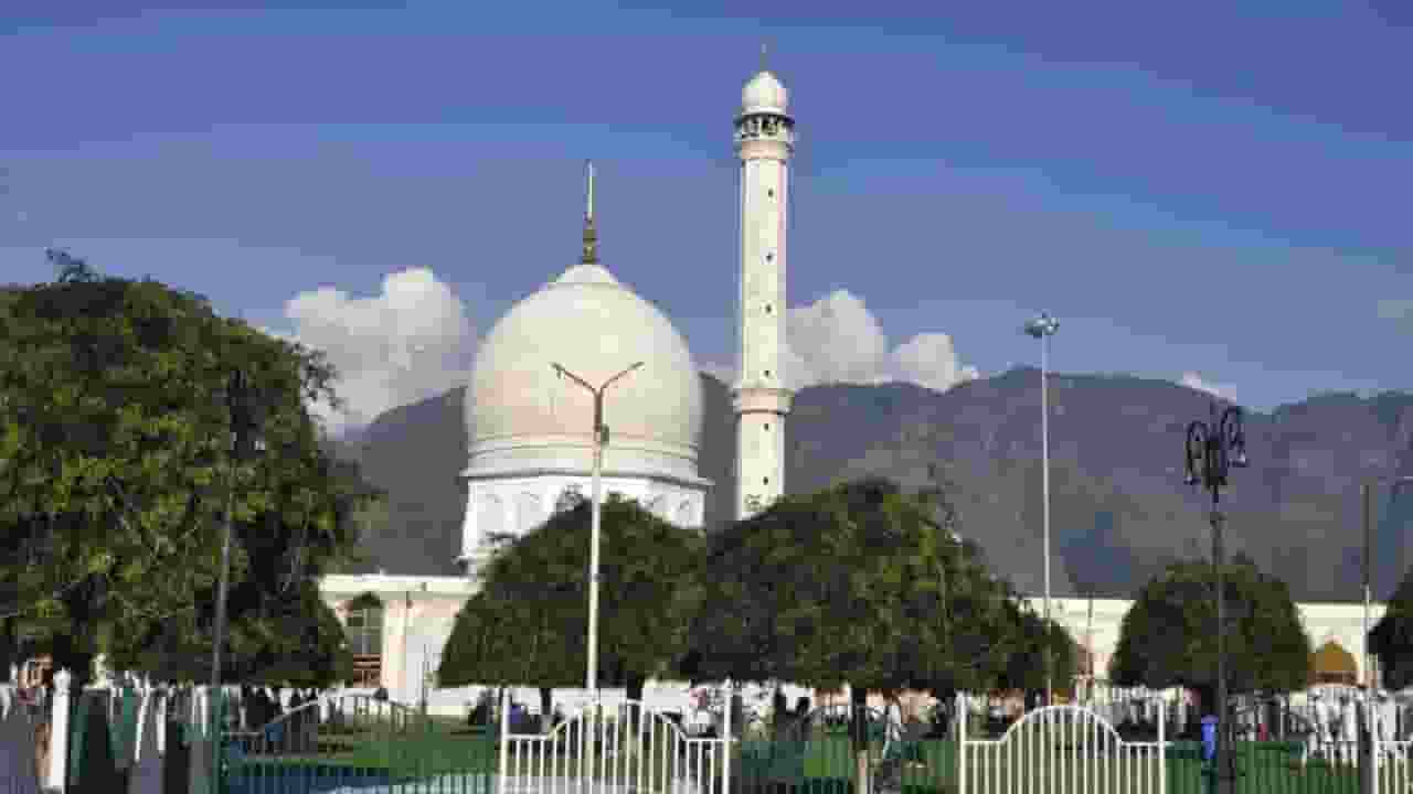 हजरतबल दरगाह में अशोक चिह्न पर हंगामा और विवाद की कहानी क्या है? Hazratbal