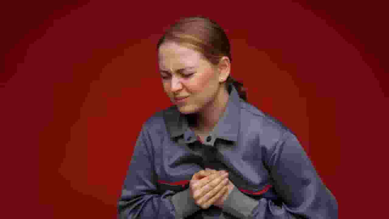 हार्ट अटैक आने से पहले शरीर में दिखते हैं ये लक्षण, हो जाएं सावधान Heart Attack signs