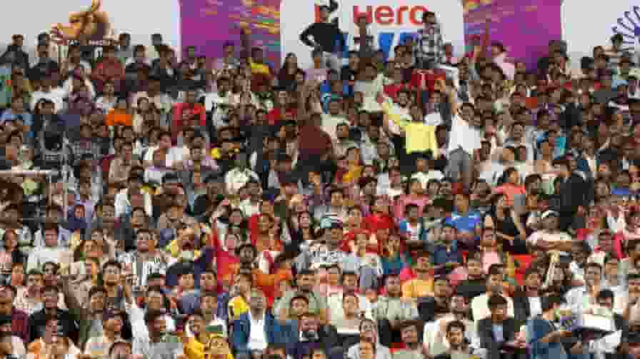 सारा अली खान की एक झलक के लिए भीड़ हुई बेकाबू, भगदड़ में दर्जनों घायल HIL Final