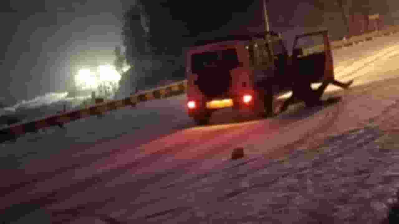 बर्फीली रोड पर फिसलती चली गई कार, ड्राइवर ने लगाई छलांग screengrab from video
