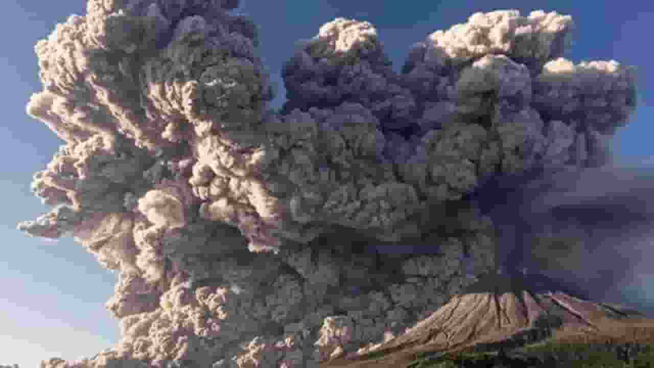 ज्वालामुखी से निकलता धुआं । Photo Credit: Social Media