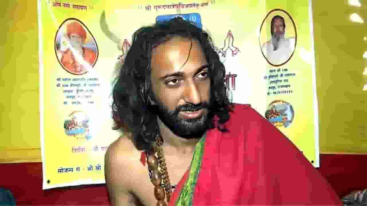 लाइव टीवी शो में IIT बाबा ने धर्मगुरु पर फेंकी चाय, समझें पूरा मामला IIT Baba misbhevae at news channel studio