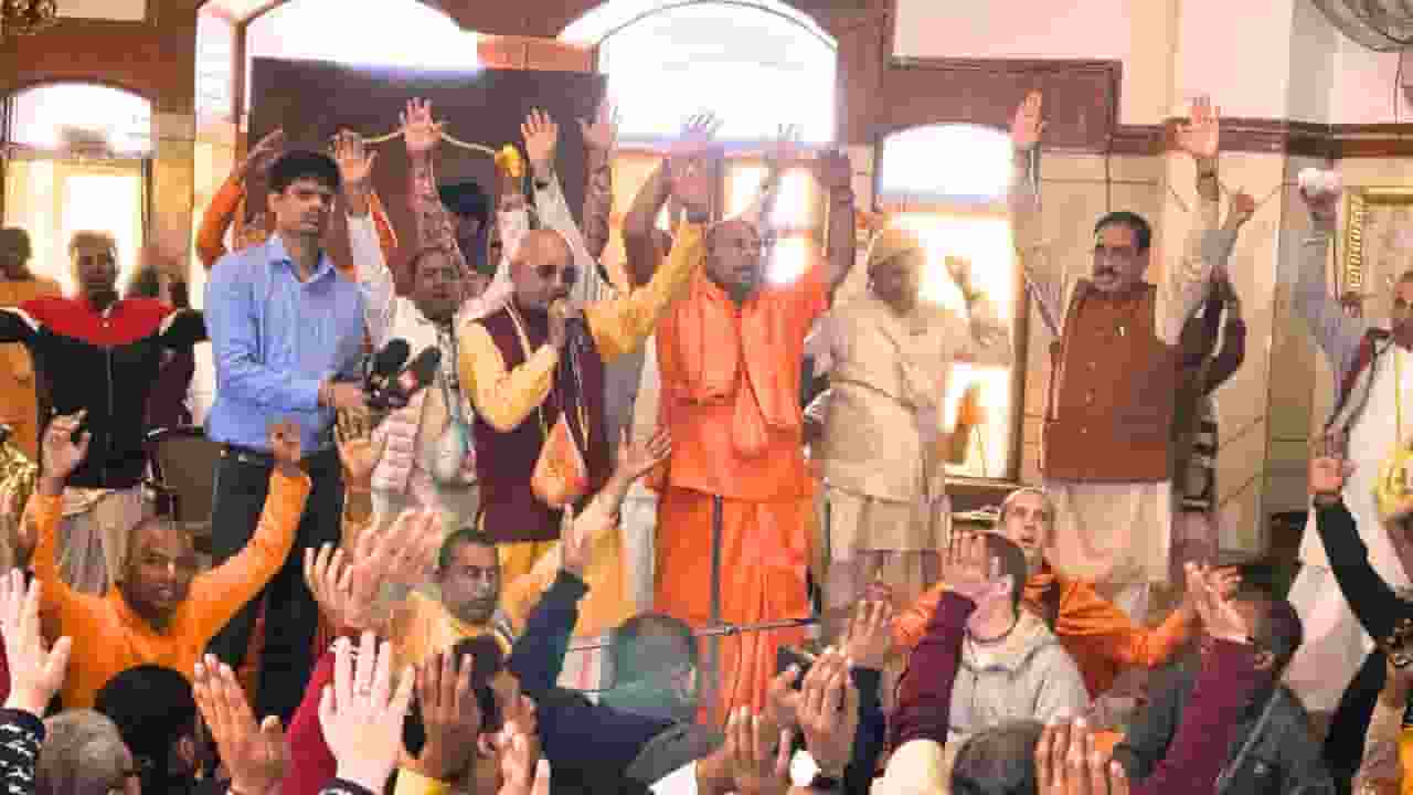 पहले जेल भेजा, अब ISKCON वाले संतों को भारत नहीं आने दे रहा बांग्लादेश ISKCON