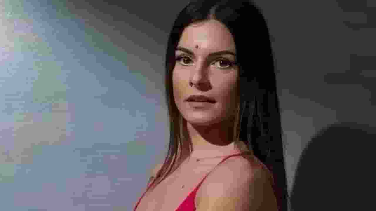 OnlyFans पर टीचर बनी मॉडल, स्कूल ने सस्पेंड कर दिया Itly Teacher suspend