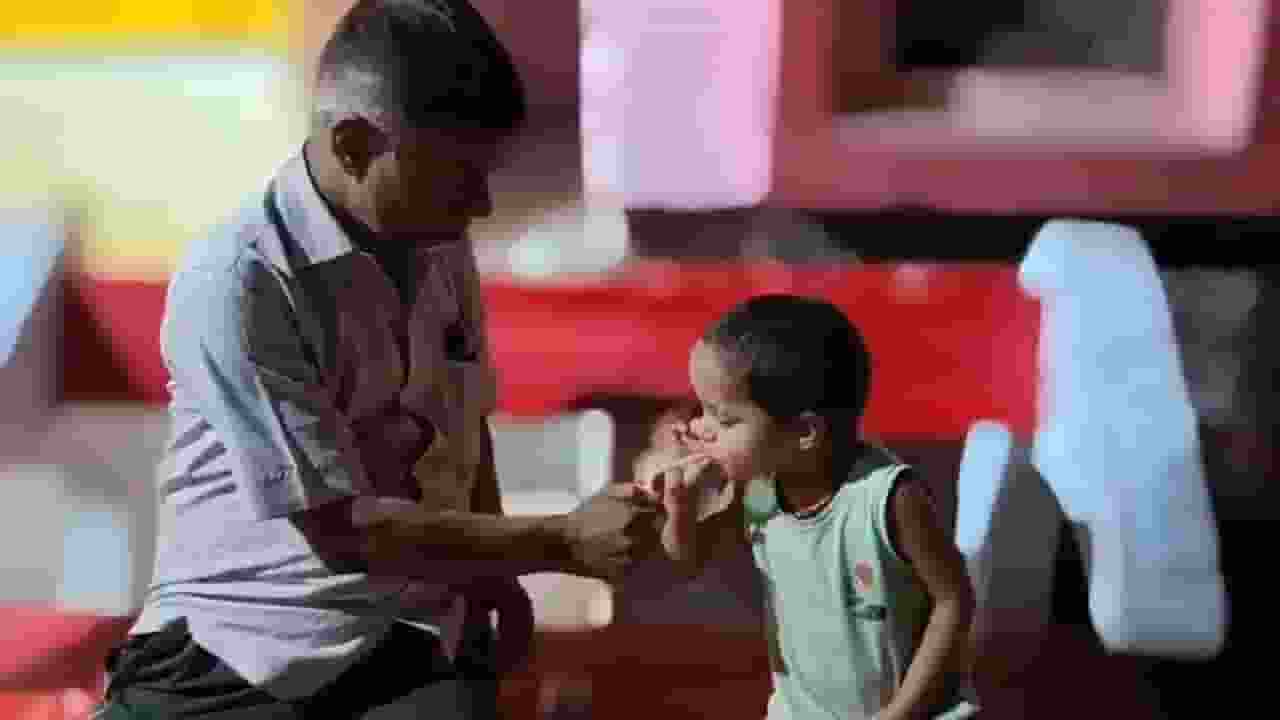 जालौन में 5 साल के बच्चे को सिगरेट पिलाने वाले डॉक्टर साहब नप गए Jalaun news