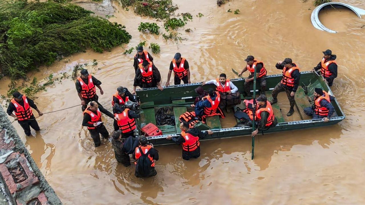 वैष्णो देवी रूट पर लैंडस्लाइड, 30 की मौत; जम्मू में बारिश से तबाही JAMMU RAIN