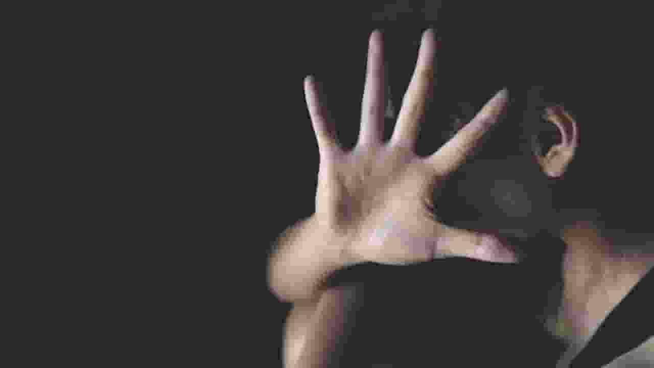 स्टेशन पर हुई दोस्ती, होटल गए, डिनर किया; महिला ने लगाया रेप का आरोप Representational Image । Photo credit: Pexels