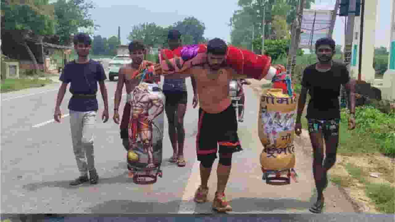 गर्लफ्रेंड को बनाना है IPS इसलिए 121 लीटर गंगाजल लेकर की कांवड़ यात्रा Representational Image । Photo Credit: PTI