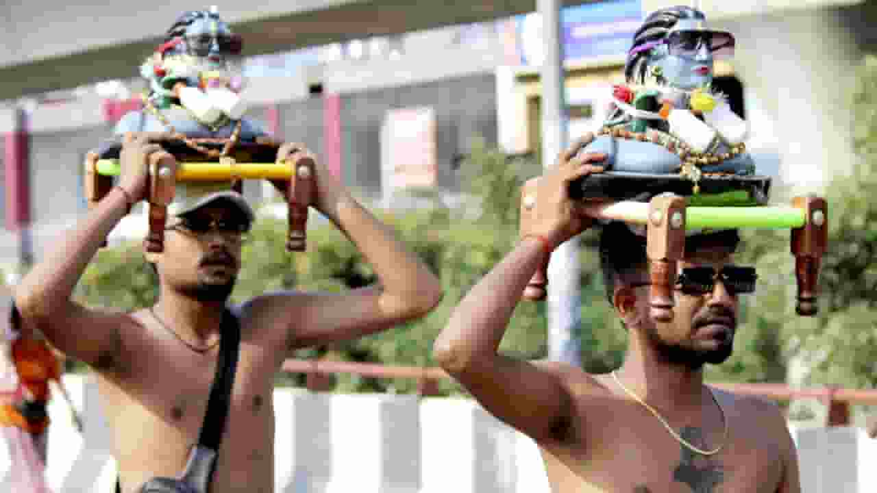 यूपी में कांवड़ियों के त्रिशूल, हॉकी स्टिक ले जाने पर बैन, जानें वजह Kanwar Yatra 2025