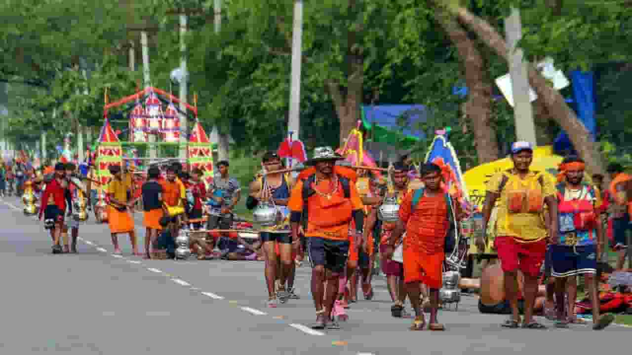 कांवड़ यात्रा: तीर्थयात्रा में कहां से 'घुसपैठ' कर बैठती है सियासत? Kanwar Yatra