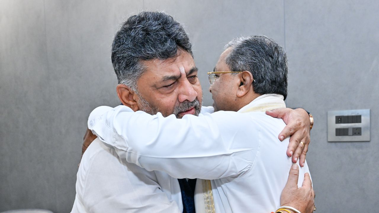 dk shivkumar meets siddaramaiah