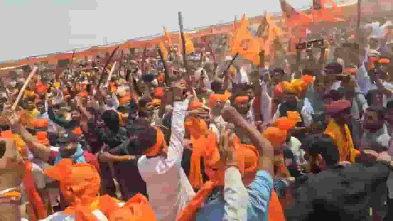 करणी सेना ने आगरा पुलिस को घेरा, तलवारों के सामने पीछे हटा प्रशासन karni sena