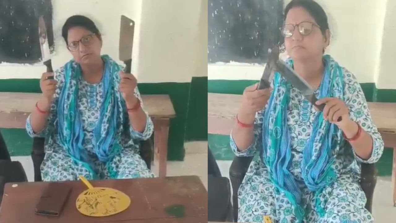 Kaushambi School Teacher With Knife