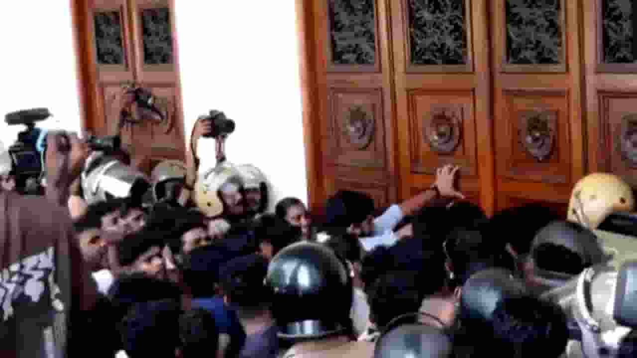 केरल यूनिवर्सिटी: VC ऑफिस में घुसे छात्र, राज्यपाल के खिलाफ प्रदर्शन video screengrab । Photo Credit: X