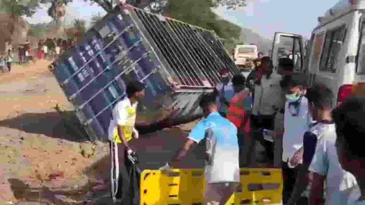 Tempo container accident on Mumbai Ahmedabad highway