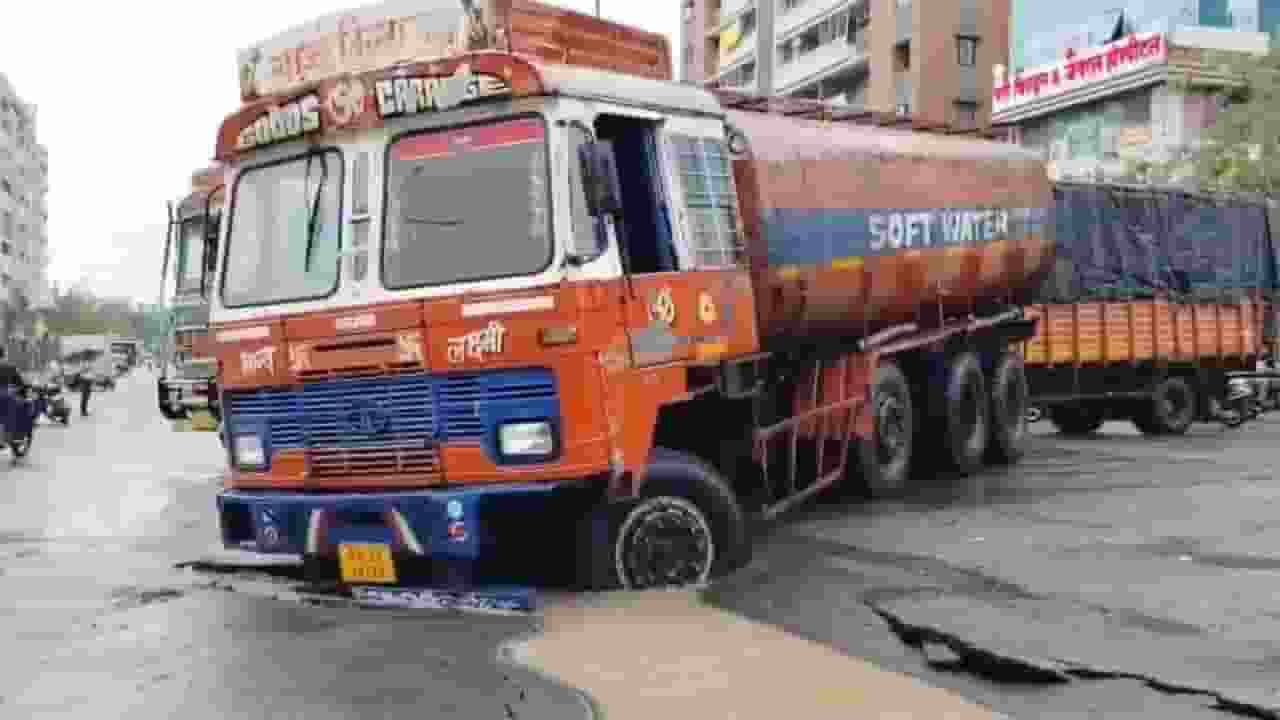 Surat rain truck stuck in road