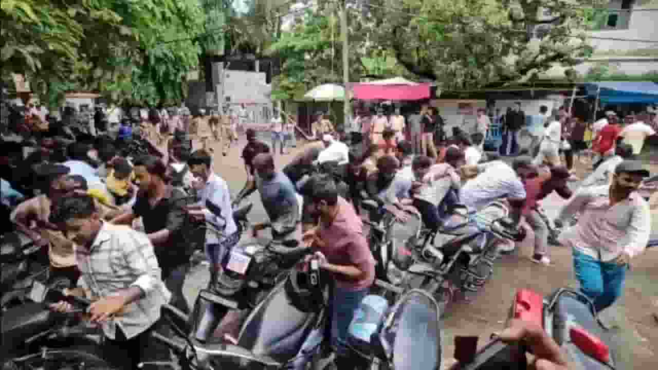 Bihar Katihar police lathi charge