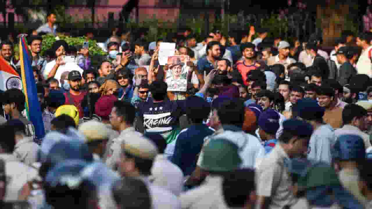 Abhijeet Dipke claims policemen came to Jantar Mantar in support of students