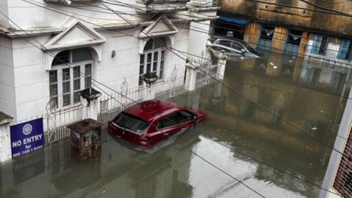 कोलकाता में बारिश से तबाही, 3 की मौत, मेट्रो और रेल भी हो गईं ठप kolkata heavy rains