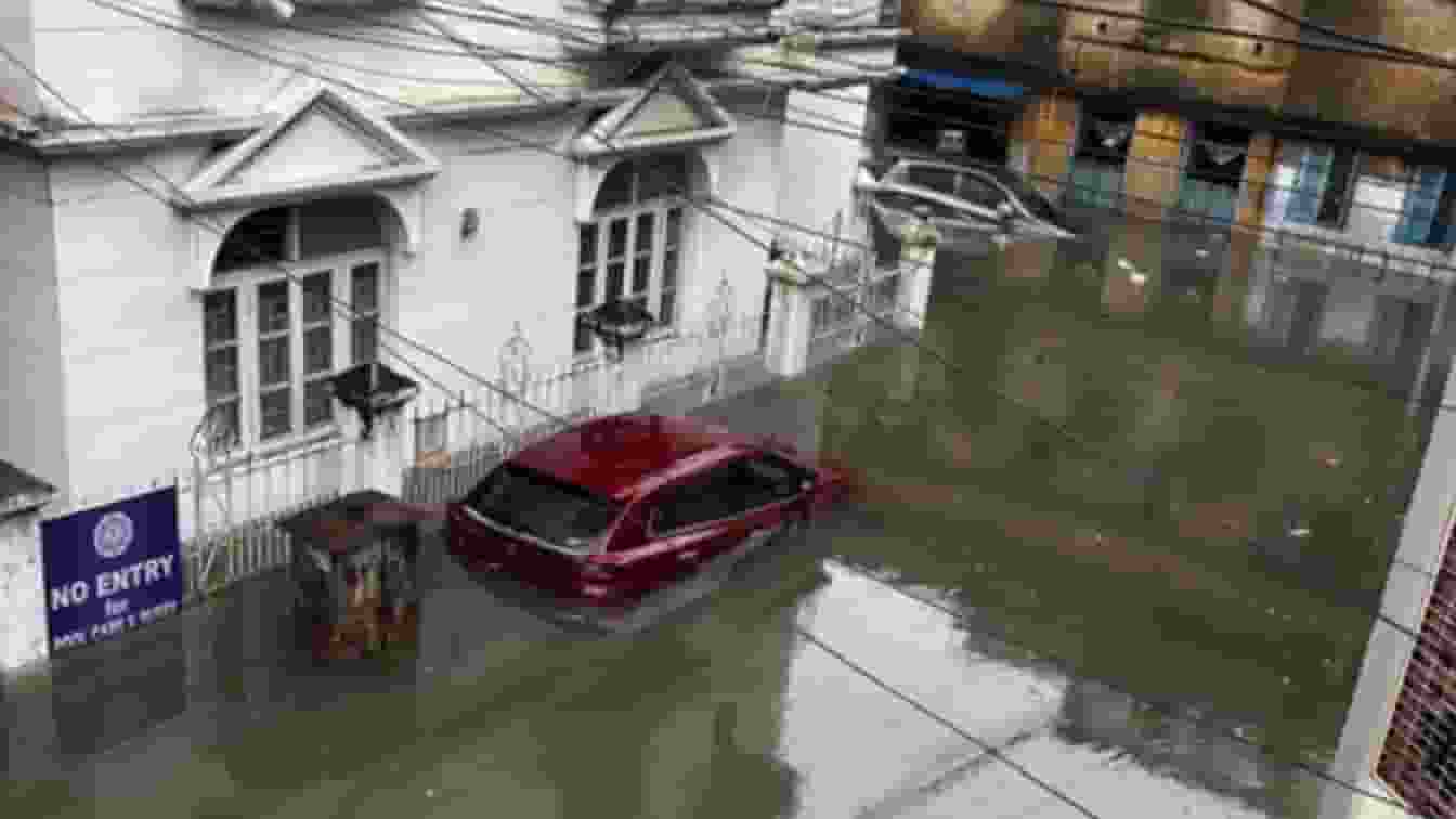 कोलकाता में बारिश से तबाही, 3 की मौत, मेट्रो और रेल भी हो गईं ठप kolkata heavy rains