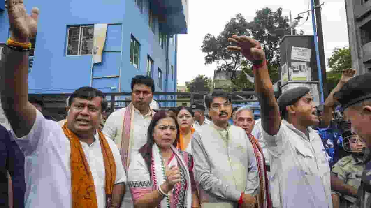 कोलकाता पहुंची BJP की फैक्ट फाइंडिंग टीम, ममता सरकार को क्यों घेरा? Kolkata News.