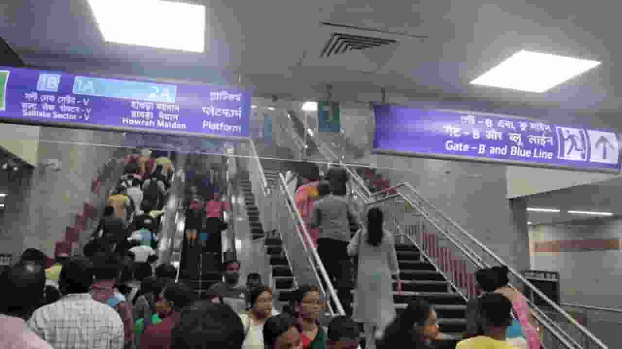 कोलकाता मेट्रो के टिकट काउंटर पर साथी ने नाबालिग को मारा चाकू, मौत Kolkata metro