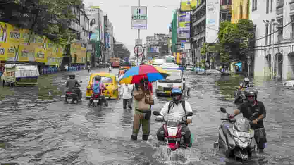 कोलकाता में भारी बारिश से 10 की मौत, 62 फ्लाइट रद्द, BJP-TMC में ठनी Kolkata rain । Photo Credit: PTI
