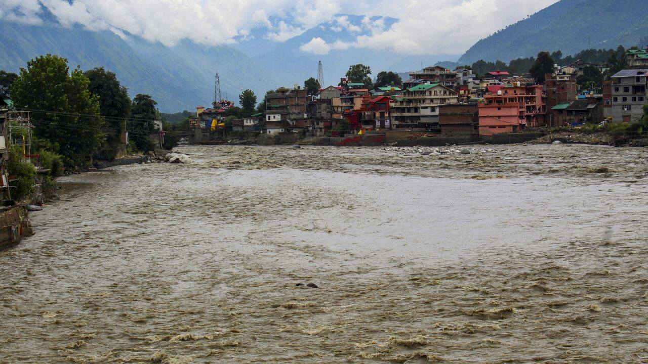 नदियां, जिनकी वजह से कश्मीर से उत्तराखंड तक बेहाल हैं देश के कई राज्य Kullu Flood