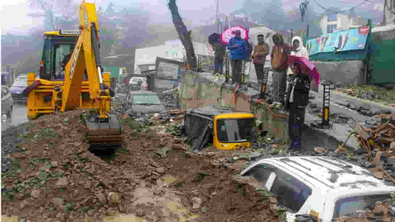 कुल्लू में बारिश से तबाही! घरों में घुसा पानी, कीचड़ में दबी कारें Kullu rainfall